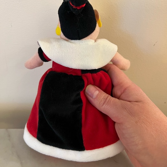 Alice In Wonderland Disney Store Plush Small Bean Bag Vintage QUEEN OF HEARTS - Picture 4 of 9